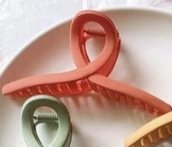 Brand new β€οΈ Britt's Bows Britty Claw Clip π 17 Britt's Bows Britty Claw Clip